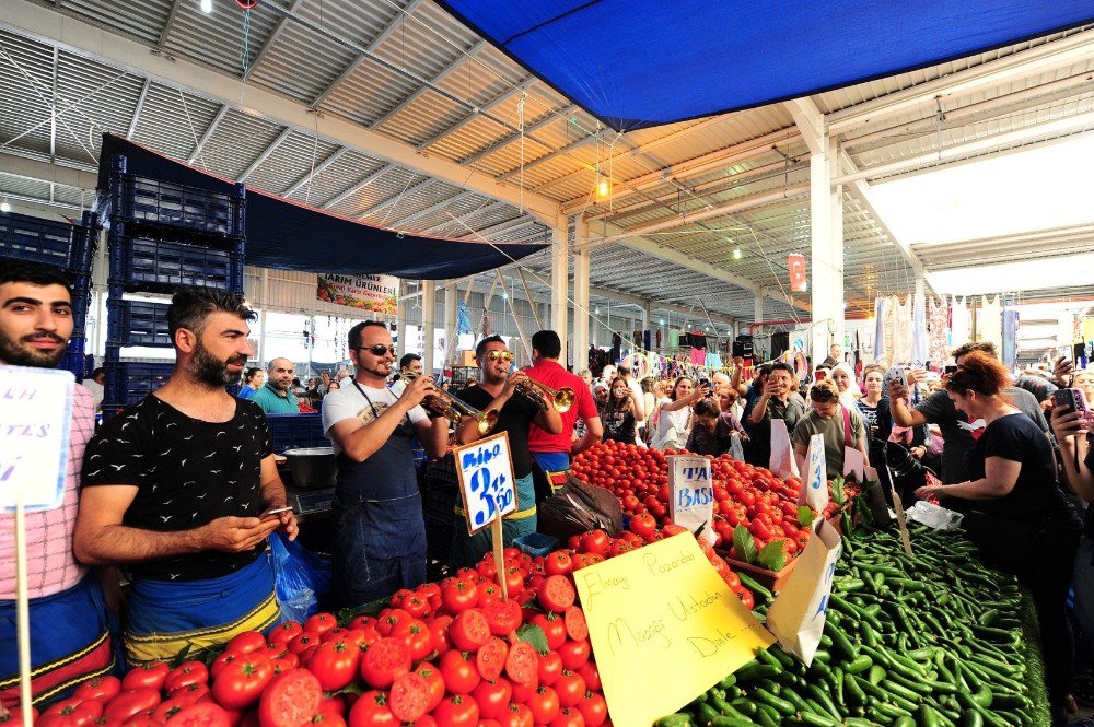 Pazarda, Saklandıkları Tezgahlardan Çıkıp Klasik Müzik Yaptılar