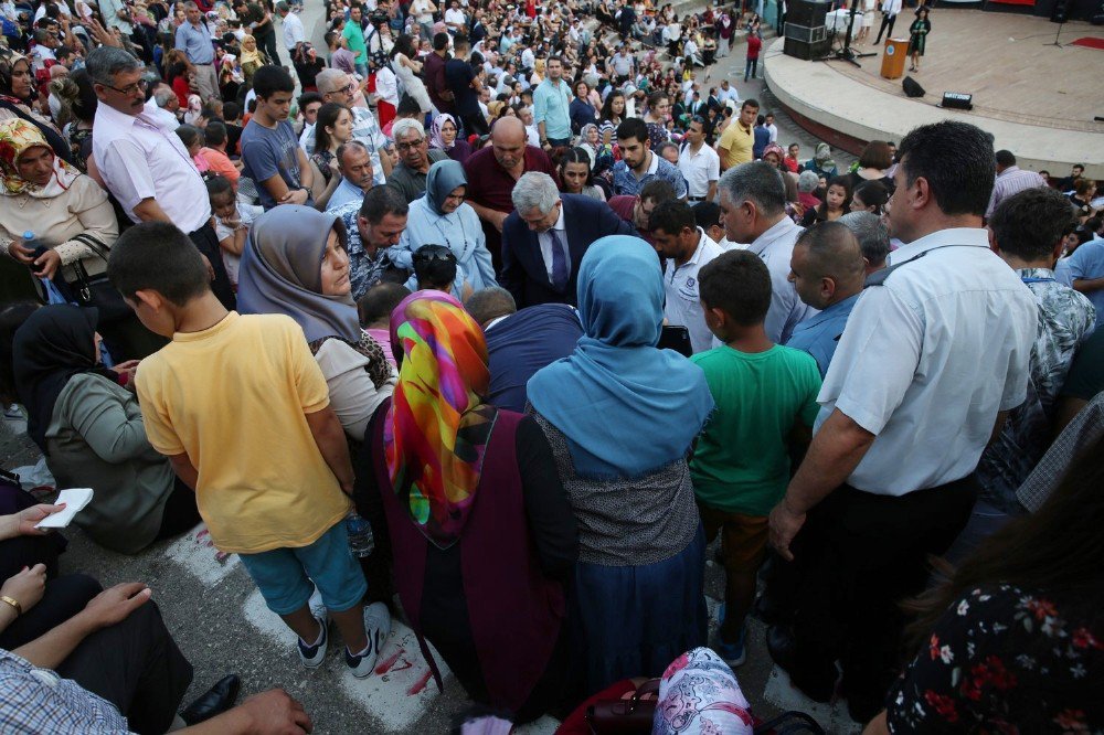 Mezuniyet Töreninde Bayılan Veliye İlk Müdahale Rektörden