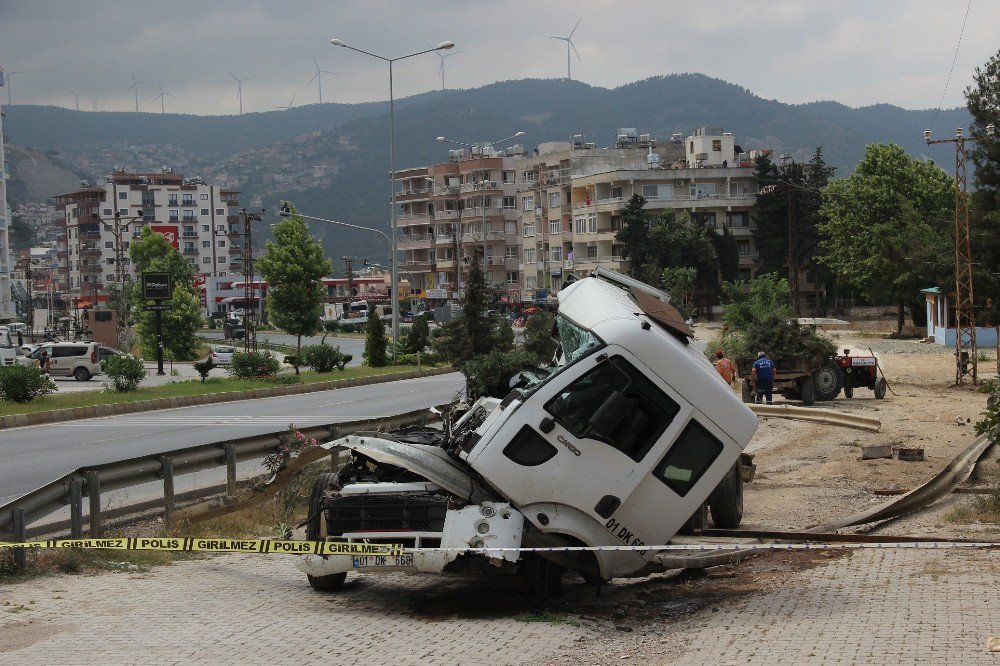 Asitli Yüklü Tanker Tıra Çarptı, Faciadan Dönüldü: 2 Yaralı