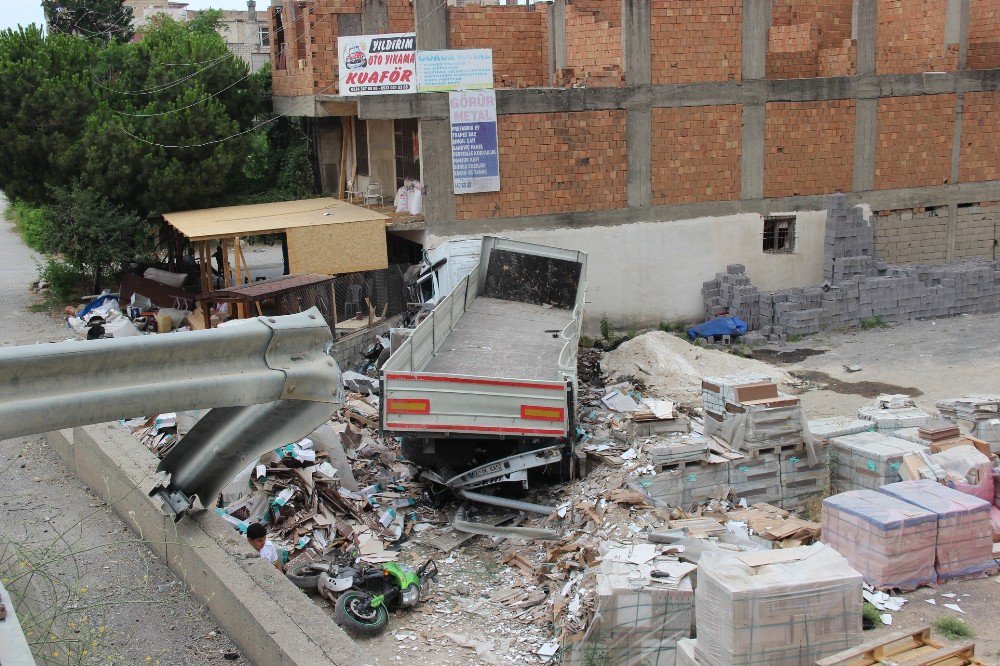 Asitli Yüklü Tanker Tıra Çarptı, Faciadan Dönüldü: 2 Yaralı