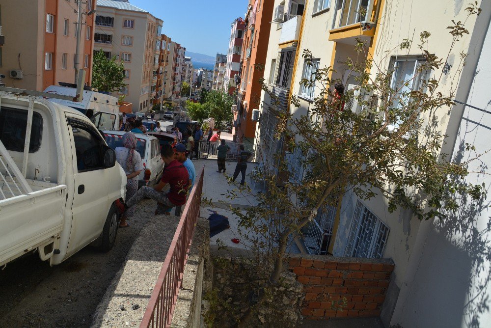 İzmir’de Balkondan Düşen İşçi Öldü