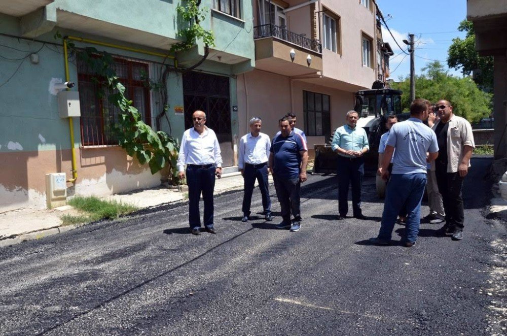 Bu İlçede Belediye Başkanı Asfaltı Kendisi Döküyor