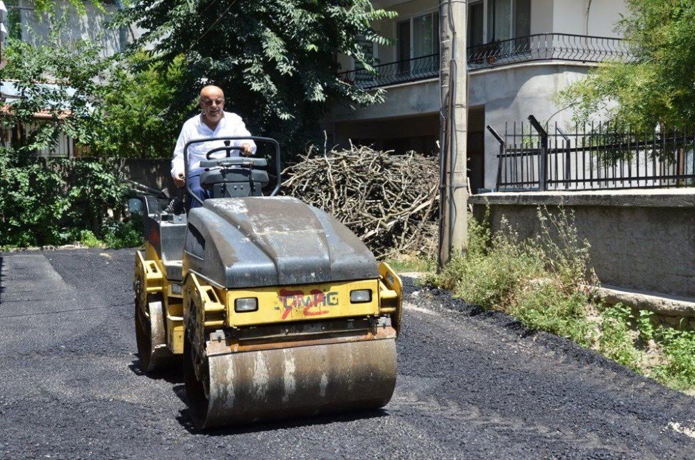 Bu İlçede Belediye Başkanı Asfaltı Kendisi Döküyor