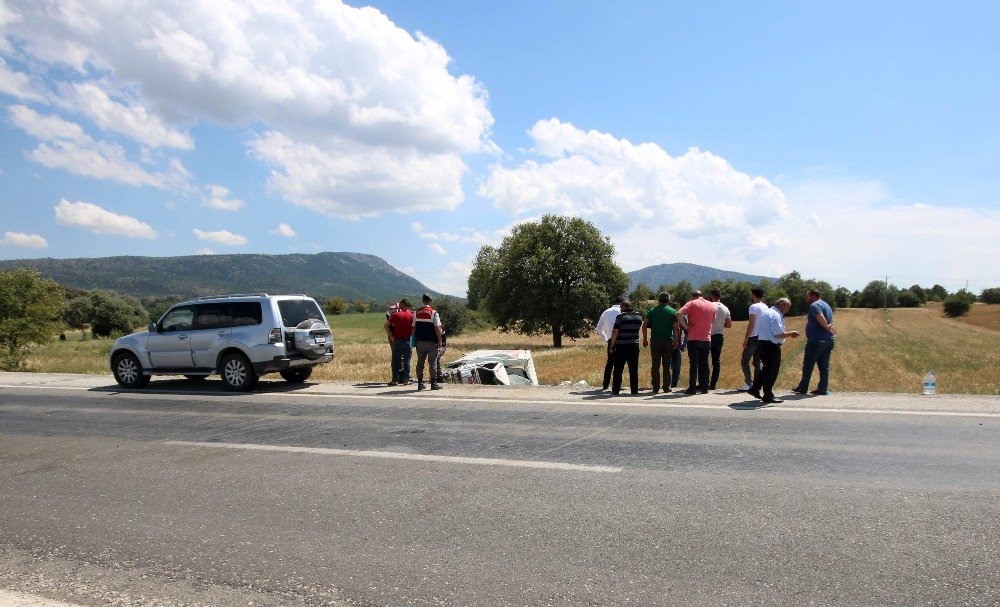 Yemek Kamyoneti Tarlaya Devrildi: 1 Ölü, 4 Yaralı