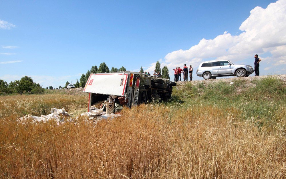 Yemek Kamyoneti Tarlaya Devrildi: 1 Ölü, 4 Yaralı