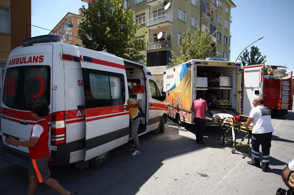 Malatya’da Yangında 20 Kişi Dumandan Etkilendi