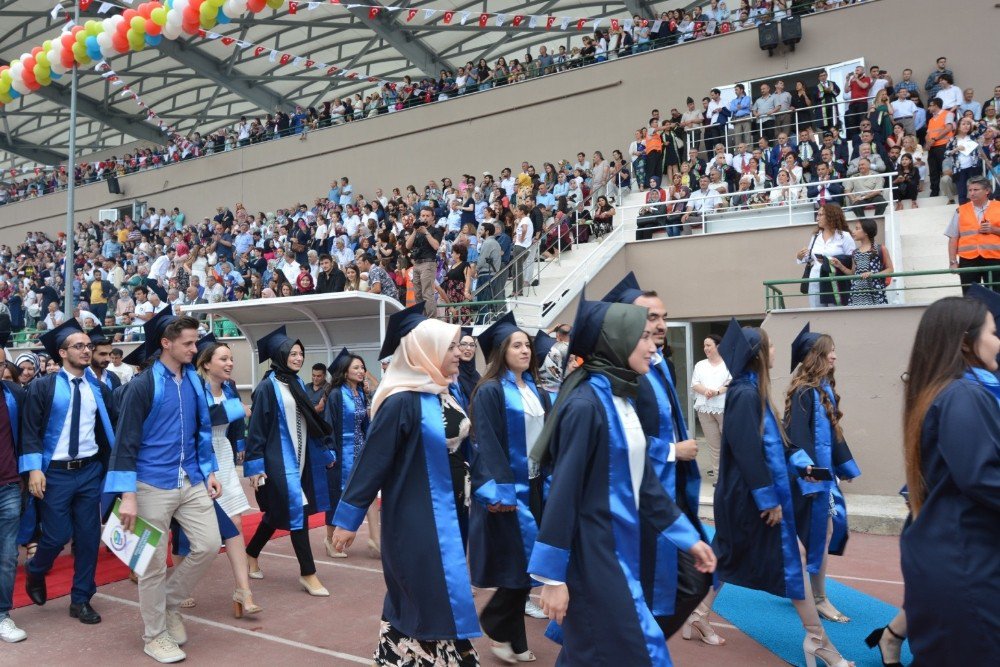 Düzce Üniversitesi’nde Mezuniyet Coşkusu Yaşandı