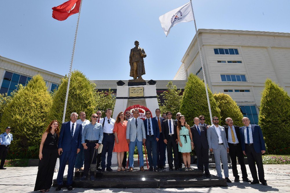 Kaleiçi Old Town Heyeti Atatürk Anıtı’na Çelenk Sundu