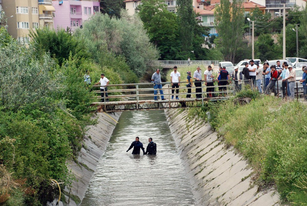 Kanala Düşen Otomobilde Kaybolan Genci Arama Çalışmaları Devam Ediyor