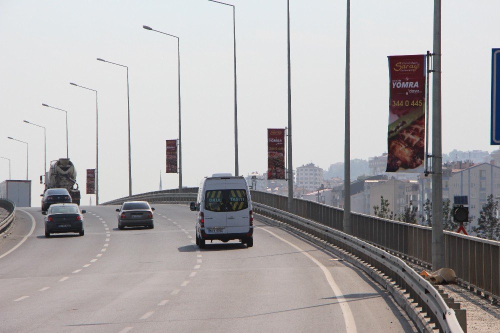 Sahil Yolu Üzerinde Bulunan Reklam Afişleri Sürücülerin Dikkatini Dağıtıyor