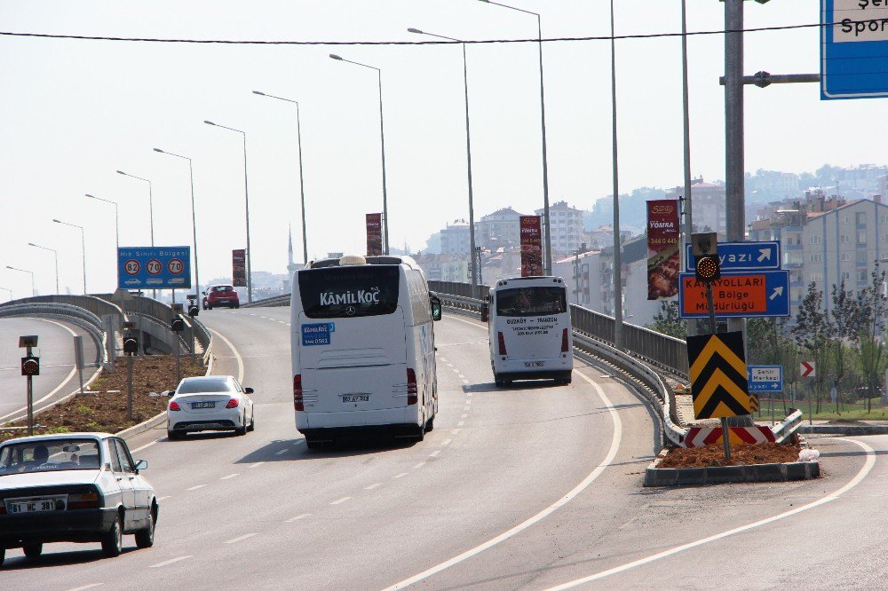 Sahil Yolu Üzerinde Bulunan Reklam Afişleri Sürücülerin Dikkatini Dağıtıyor