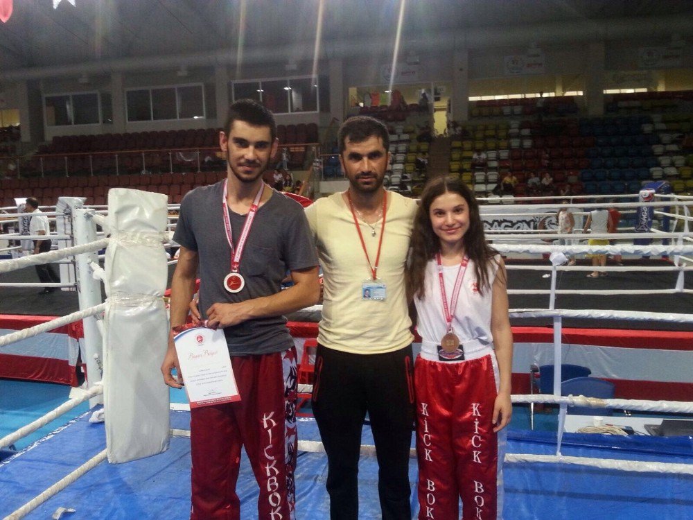 Tuncelili 2 Sporcu Kick Boks’ta Türkiye Üçüncüsü Oldu