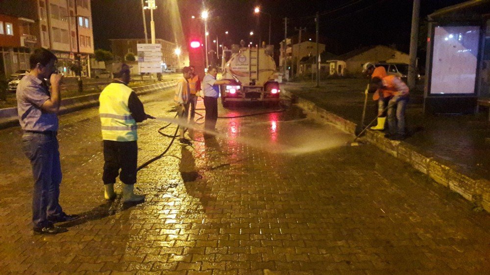 Çaldıran Belediyesinden Sabunlu Suyla Yol Yıkama