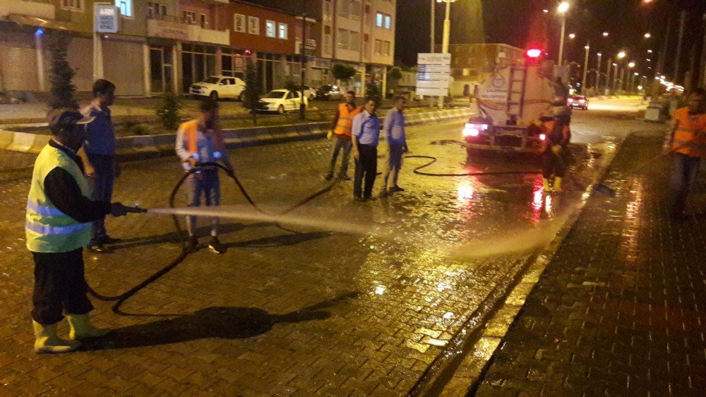 Çaldıran Belediyesinden Sabunlu Suyla Yol Yıkama