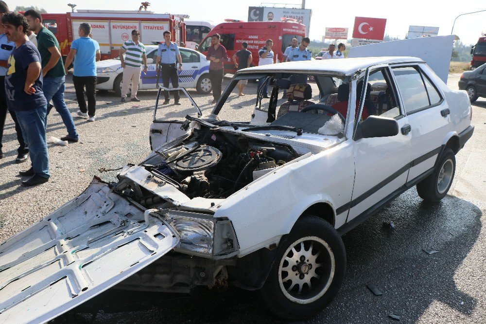 Adana’da Otomobiller Kafa Kafaya Çarpıştı: 2’si Çocuk 10 Yaralı
