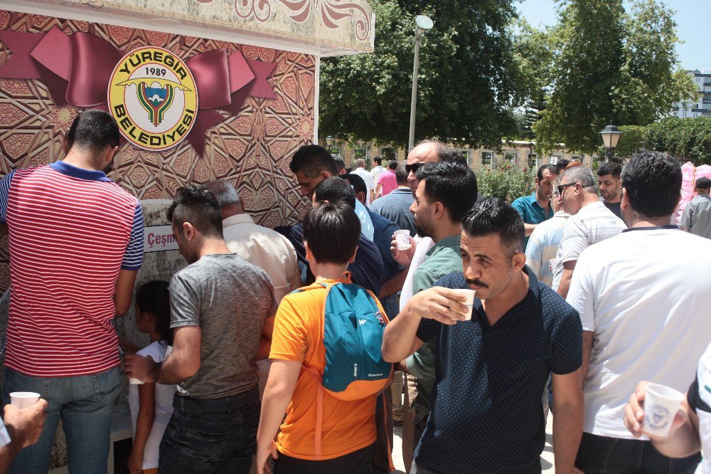 Cuma Namazı Çıkışı Limonatayla Serinlediler