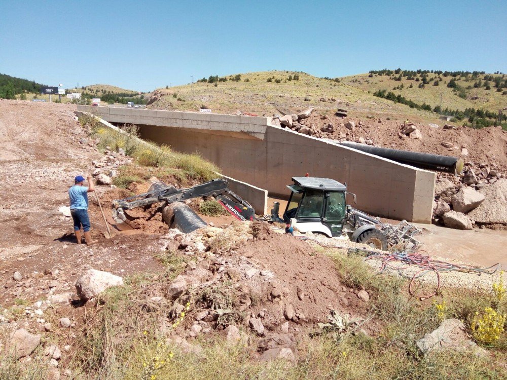 Yol İnşaatında Yapılan Hata Bazı Mahalleleri Susuz Bıraktı