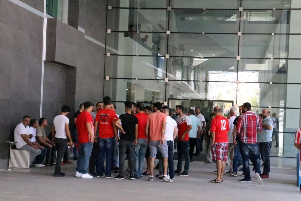 Antalya’da Petrol İstasyonu İhalesinde Taraftar Gerginliği