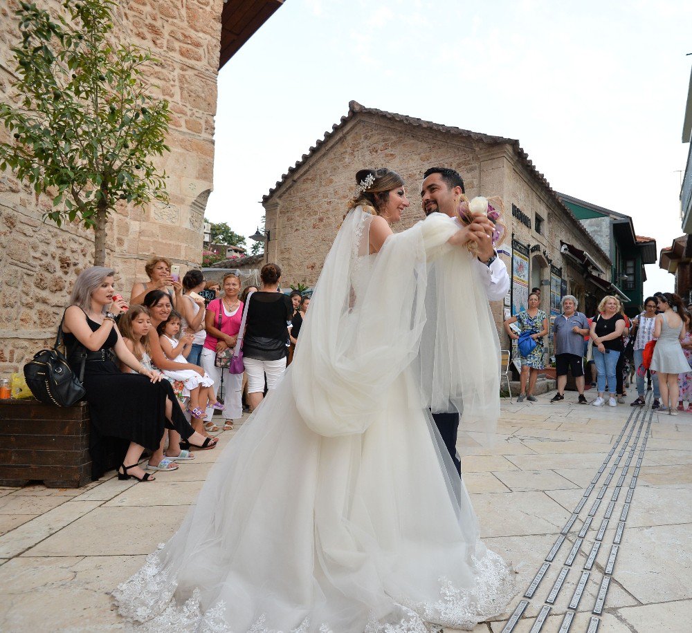 İlk Danslarını Kaleiçi Festivali’nde Yaptılar