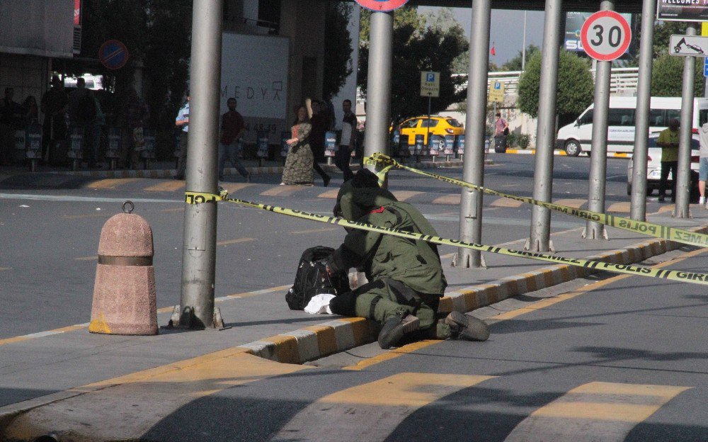 Atatürk Havalimanı’nda Şüpheli Çanta Ve Motosiklet Alarmı