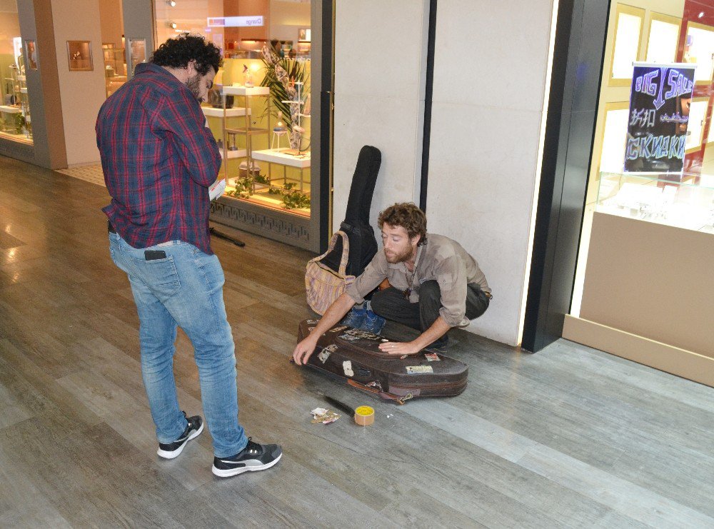 Atatürk Havalimanı’nda Konser Veren Sokak Müzisyenine Polis Müdahale Etti