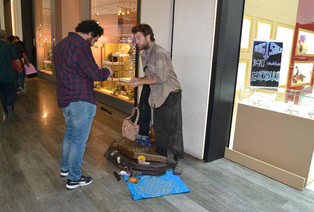 Atatürk Havalimanı’nda Konser Veren Sokak Müzisyenine Polis Müdahale Etti