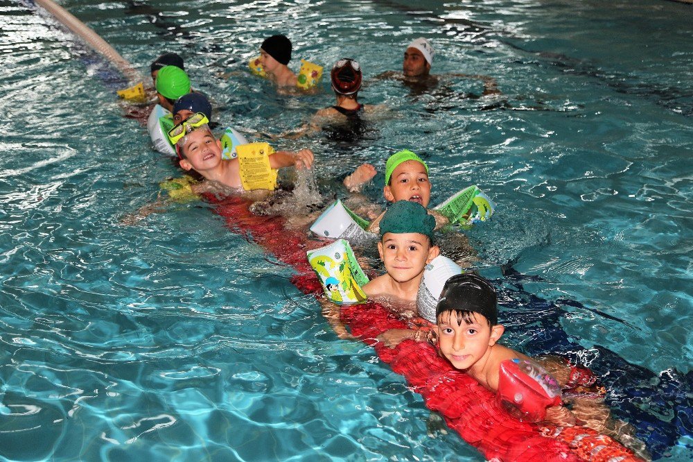 Öğrencilerin Tatil Sevinci Havuz Keyfiyle İkiye Katlandı