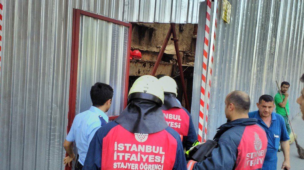 Beyoğlu’nda İnşaatı Süren Bir Otelde Merdivenden Düşen İşçi Ağır Yaralandı