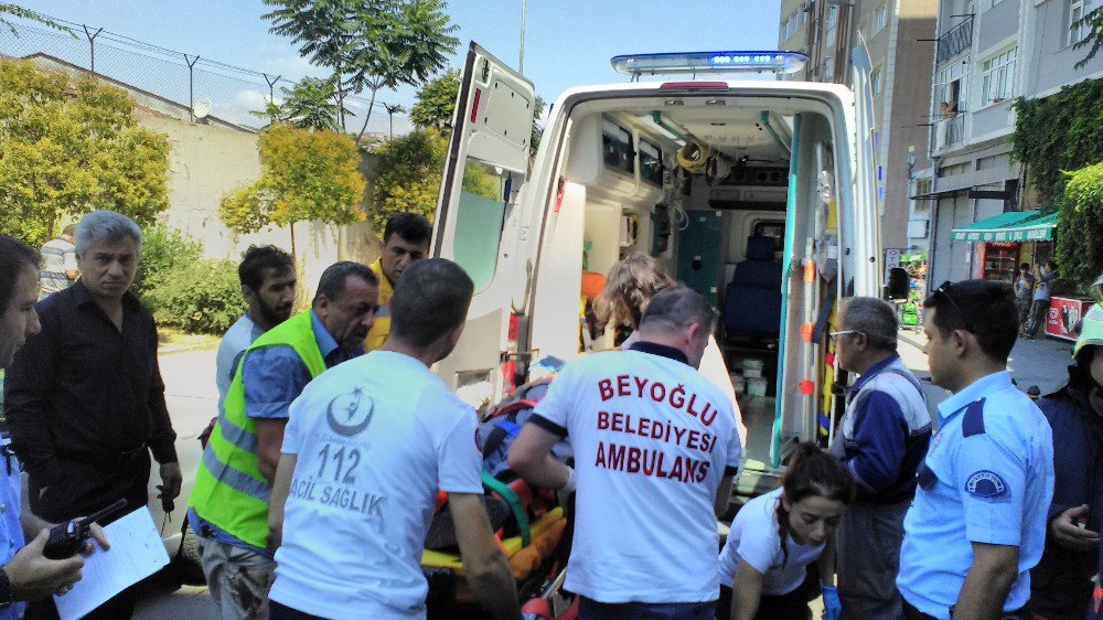 Beyoğlu’nda İnşaatı Süren Bir Otelde Merdivenden Düşen İşçi Ağır Yaralandı