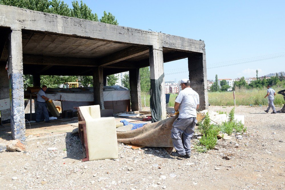 Konyaaltı Belediyesi’nden Metruk Yapılarda Temizlik