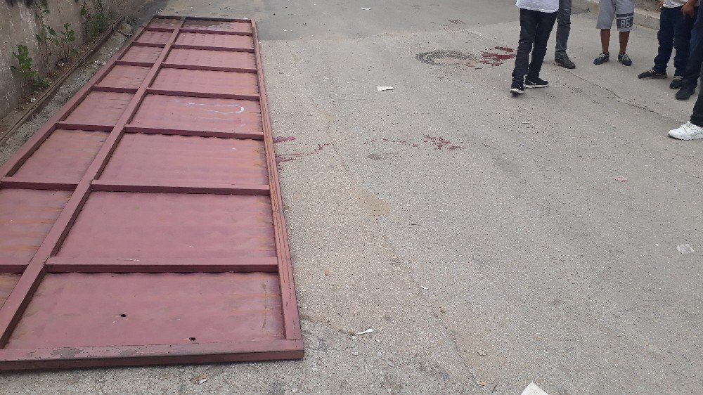 Küçük Çocuk 7.5 Metrelik Demir Kapının Altında Kalıp Öldü