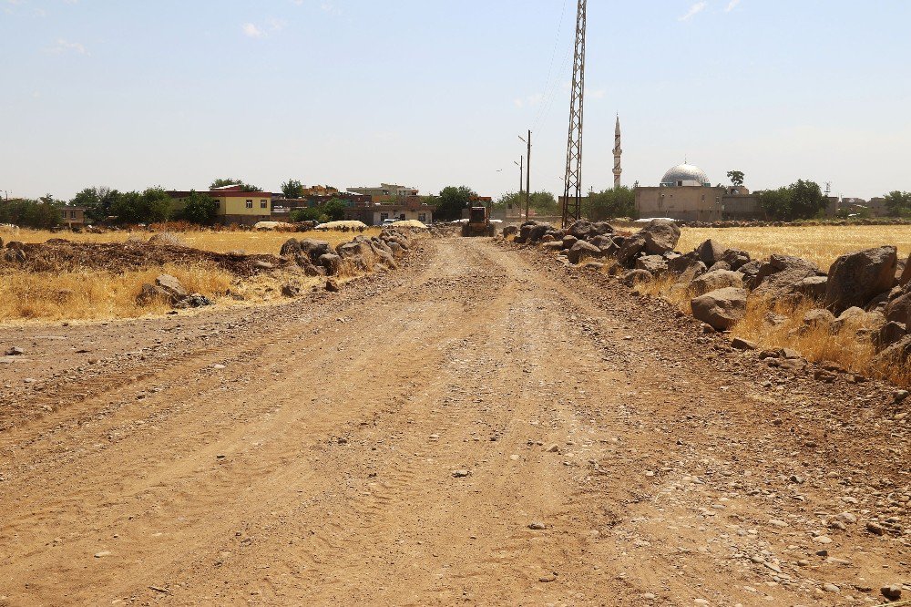 Bağlar Belediyesi Tellikaya Mahallesi’nin Yolunu Yaptı