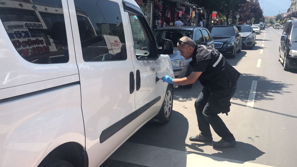 Düzce’de Araç İçinden Cüzdan Çalan Hırsız Güvenlik Kamerasına Yakalandı
