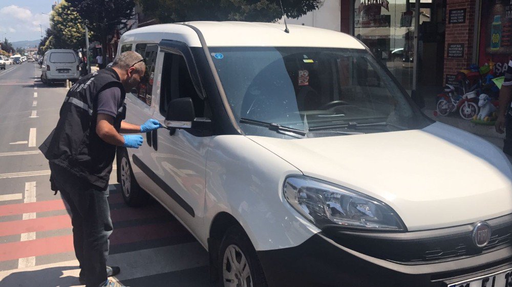 Düzce’de Araç İçinden Cüzdan Çalan Hırsız Güvenlik Kamerasına Yakalandı