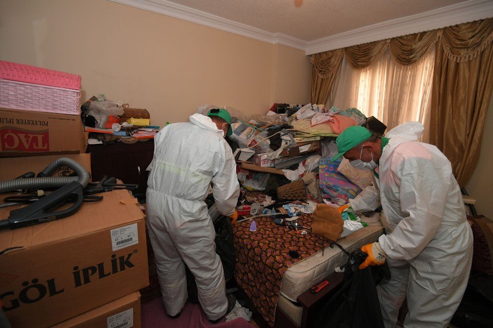 Her Ay Bir Kamyon Çöp Biriktiriyor