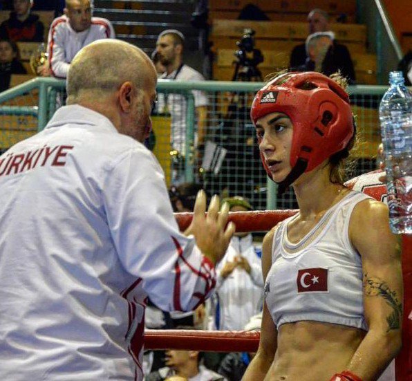 -Şişli Hamidiye Etfal Eğitim Ve Araştırma Hastanesi’de Tedavi Gören Hastalar Kick Boksçu Hemşireye Emanet