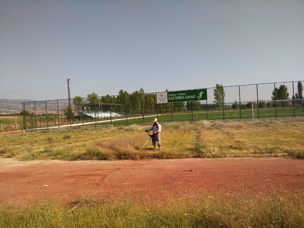 Hisarcık Futbol Sahasında Yabani Ot Temizliği