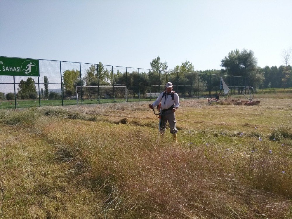 Hisarcık Futbol Sahasında Yabani Ot Temizliği