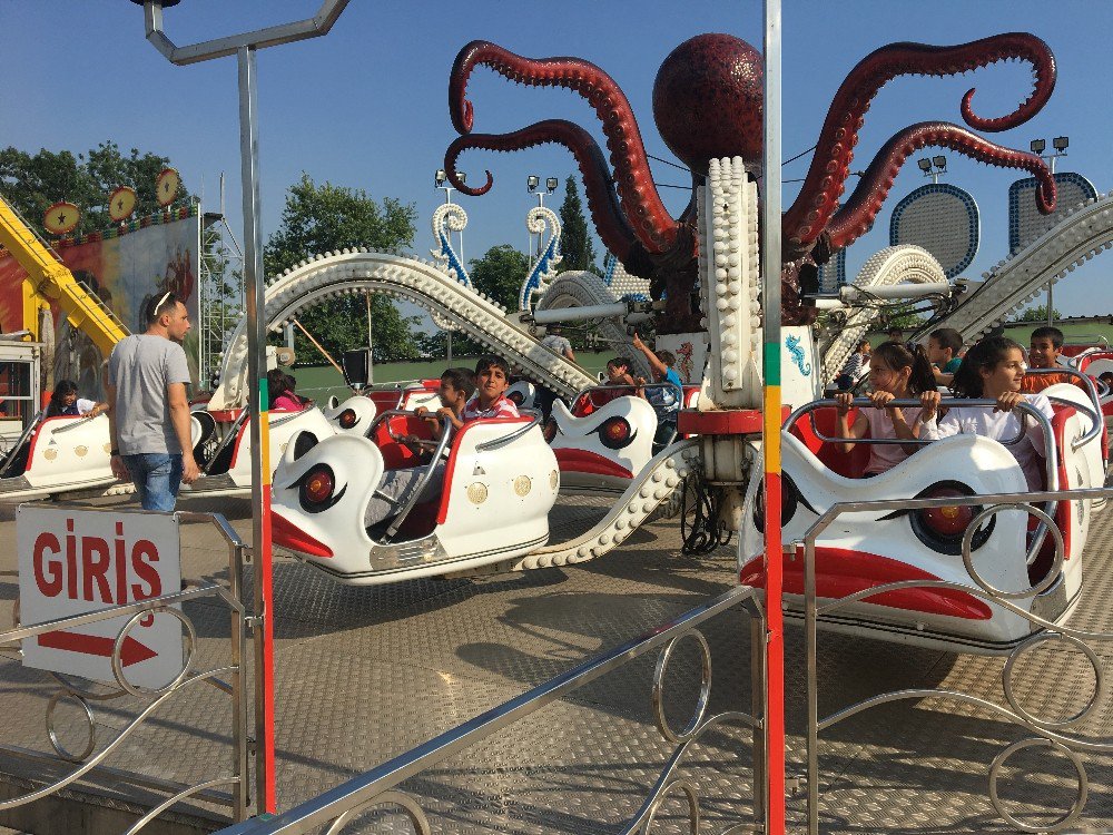 İzmitli Çocuklar Lunaparkta Eğlendi