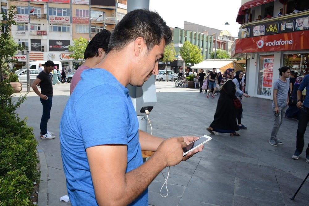 Konya Büyükşehirden Halka Açık Alanlarda Ücretsiz İnternet