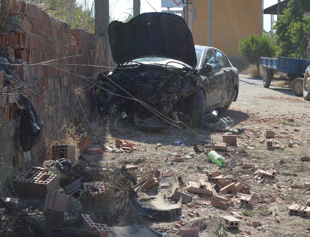 Direksiyon Hakimiyetini Kaybetti Galericiler Sitesine Düştü: 3 Yaralı