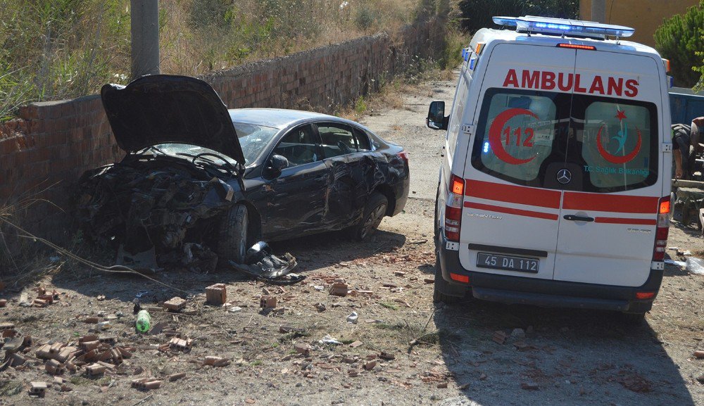 Direksiyon Hakimiyetini Kaybetti Galericiler Sitesine Düştü: 3 Yaralı