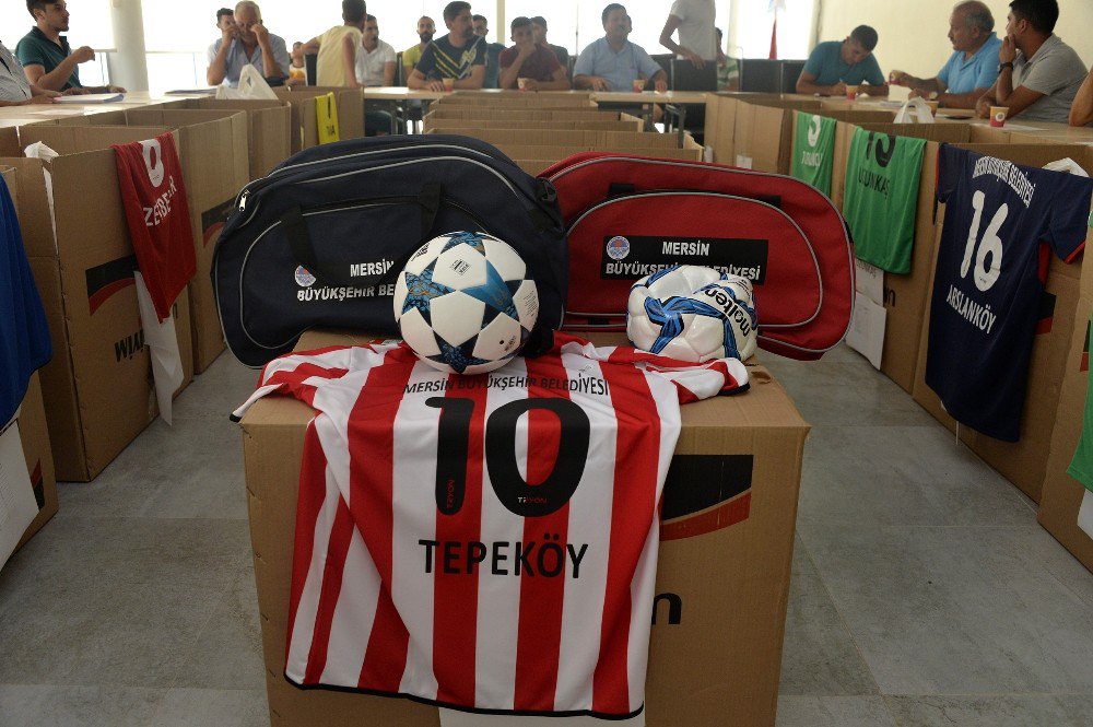 Fındıkpınarı Futbol Turnuvası Öncesi Takımlara Malzemeleri Dağıtıldı