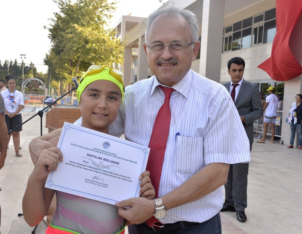 Yüzme Kursunu Bitiren Öğrenciler Sertifikalarını Aldı