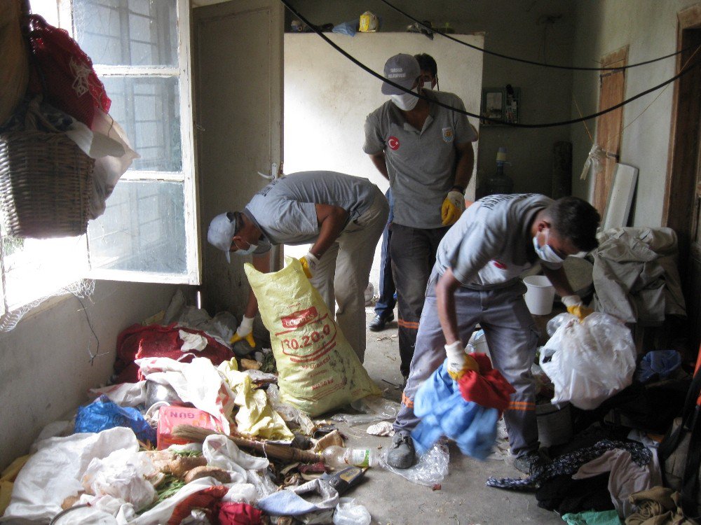 Tarsus’ta Çöp Yığınına Dönen Ev Boşaltıldı