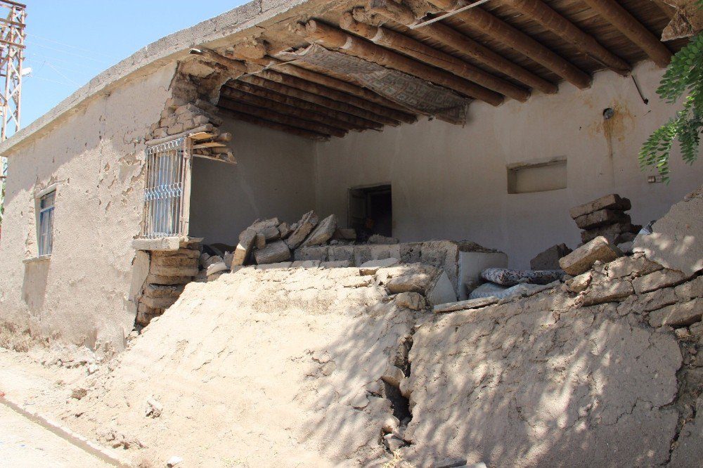 Suriyeli Ailenin Yıkık Evde Yaşam Mücadelesi