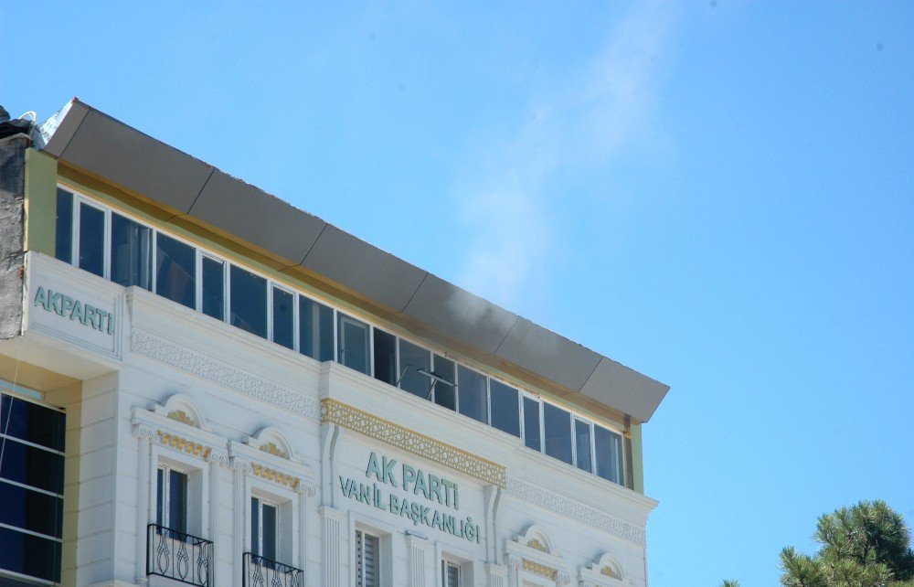 Ak Parti Binasında Korkutan Yangın