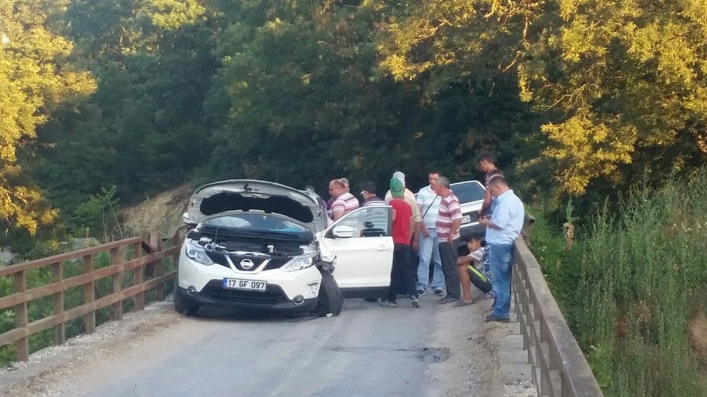 Araçlar Köprüde Çarpıştı: 1 Yaralı