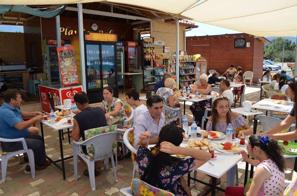 Didim’de Yabancılar İki Engelliye Akülü Sandalye Bağışladı