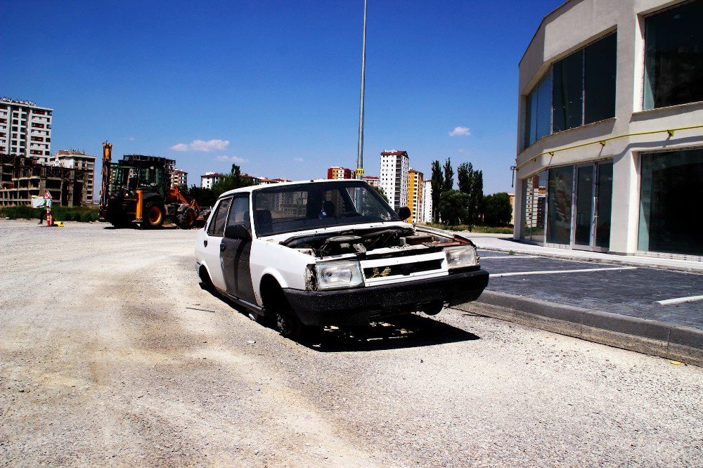 Yedek Parçası Eksik Olan Bu Arabaya Geliyor